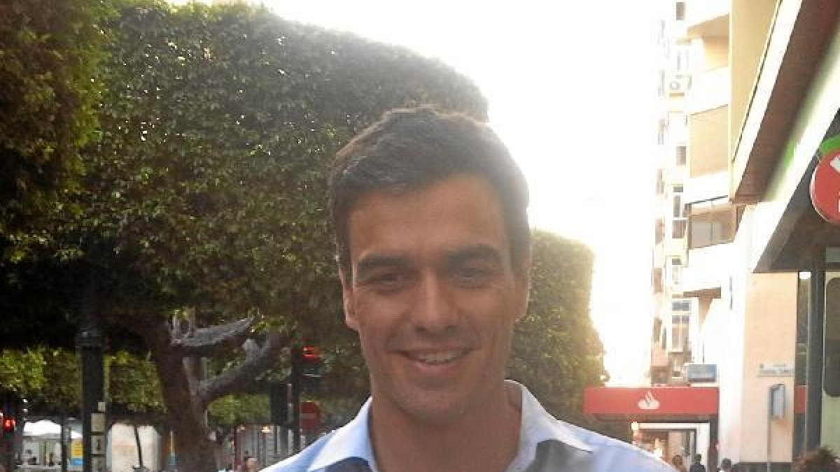 Pedro Sánchez, fotografiado el pasado viernes por la tarde en el Paseo de Almería.tyle>.ap