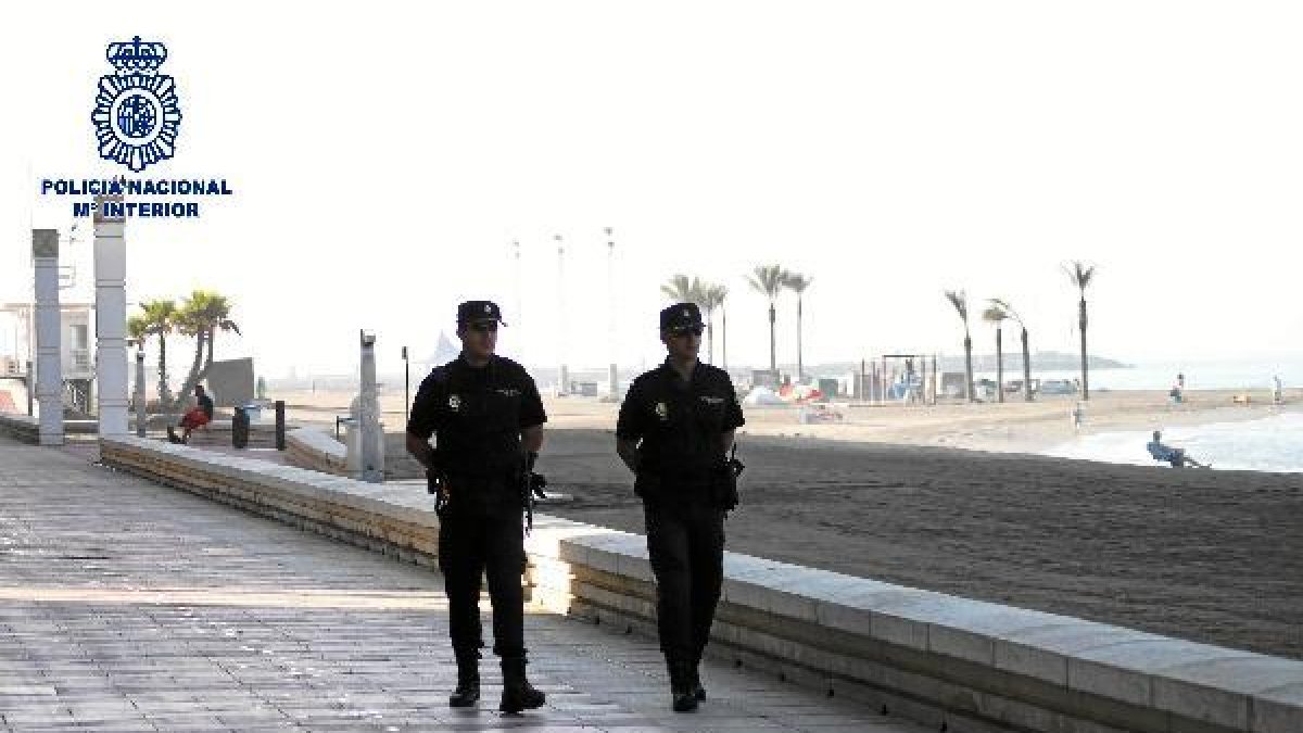 Dos agentes del Cuerpo Nacional de Policía en el Paseo Marítimo de Almería.tyle>.apqj{posi