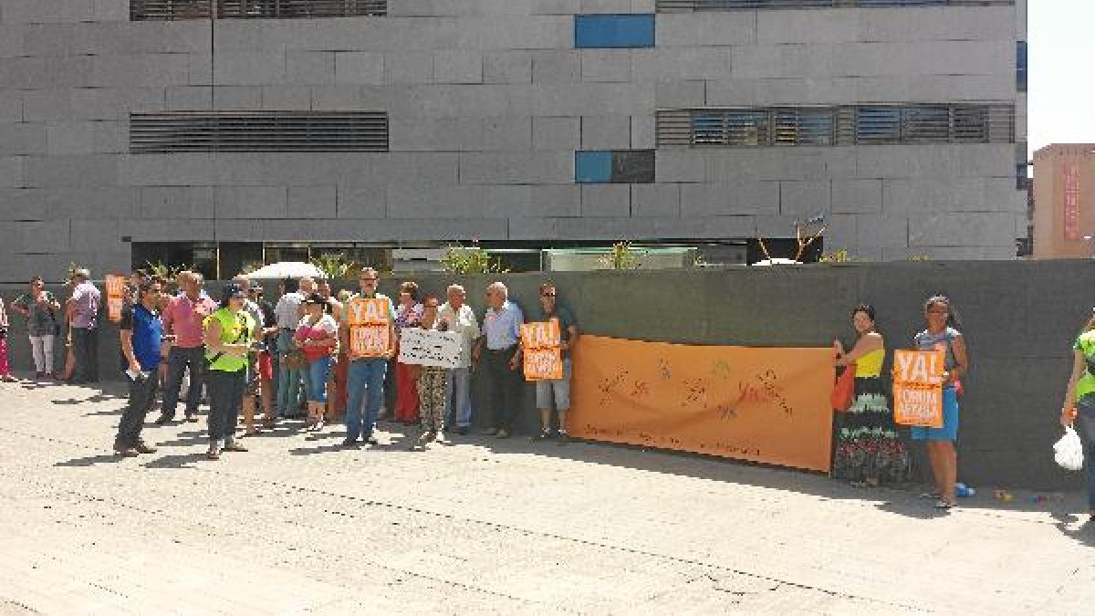 Los afectados se manifestaron ayer en Almería. También en otras 11 ciudades españolas. tyl
