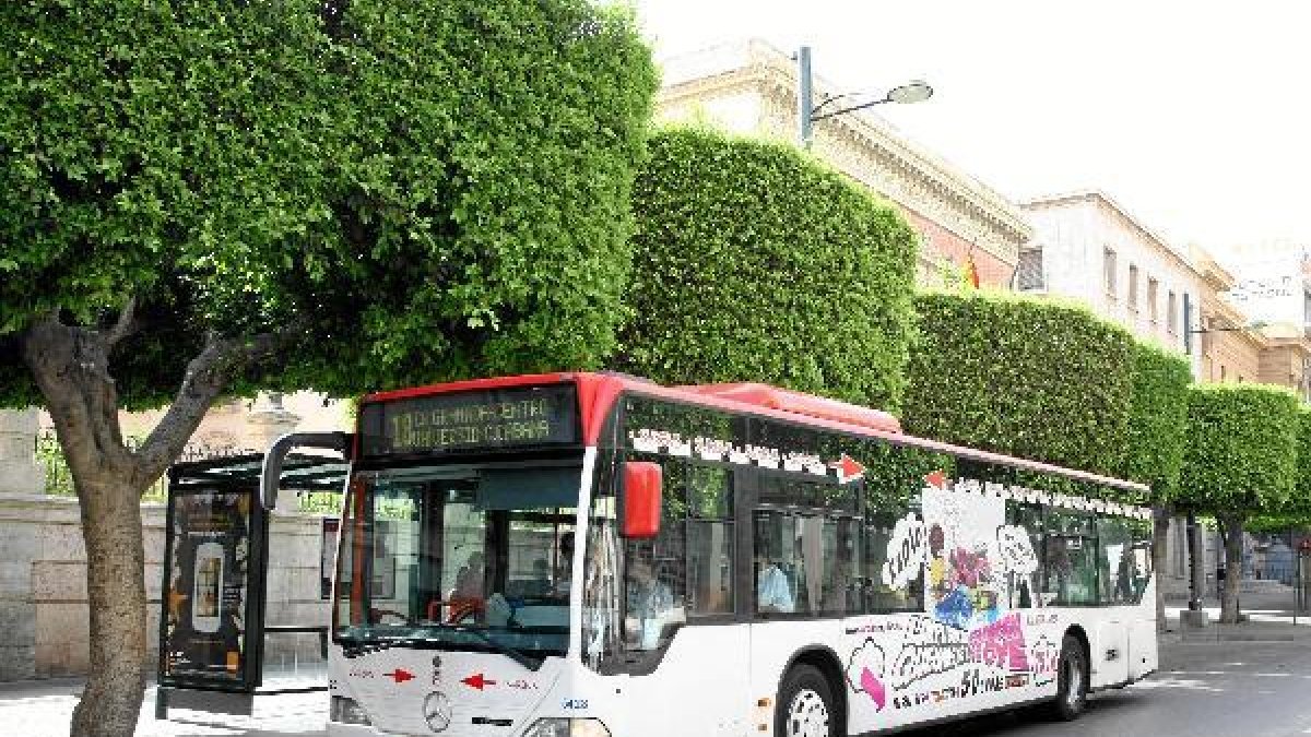 La línea 18 que conecta el Hospital Torrecárdenas y la Universidad de Almería es la que más viajeros
