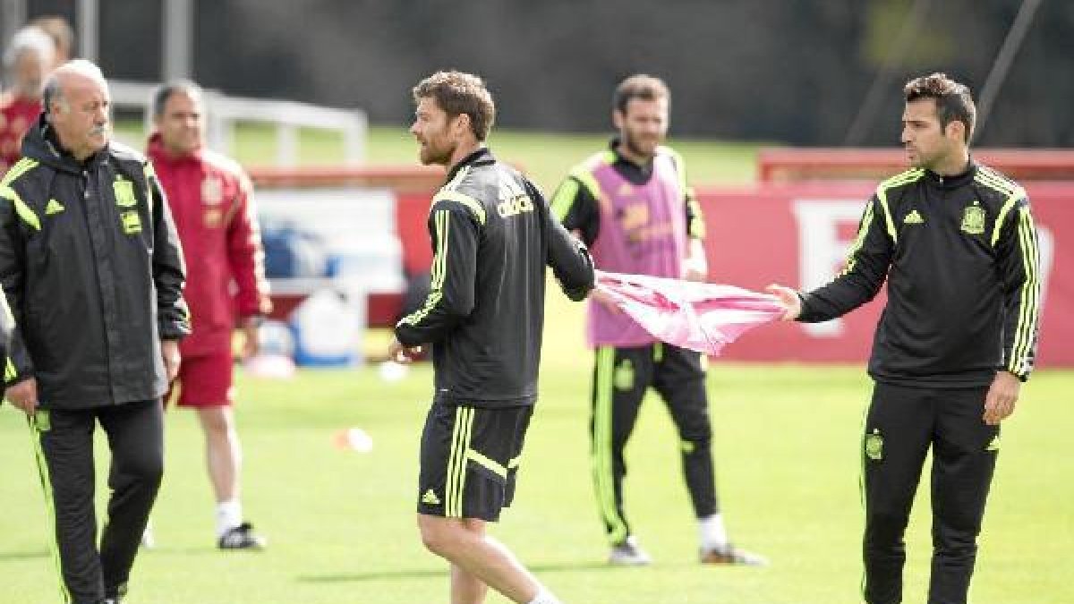 Fábregas le da el peto a Xabi.o,469px