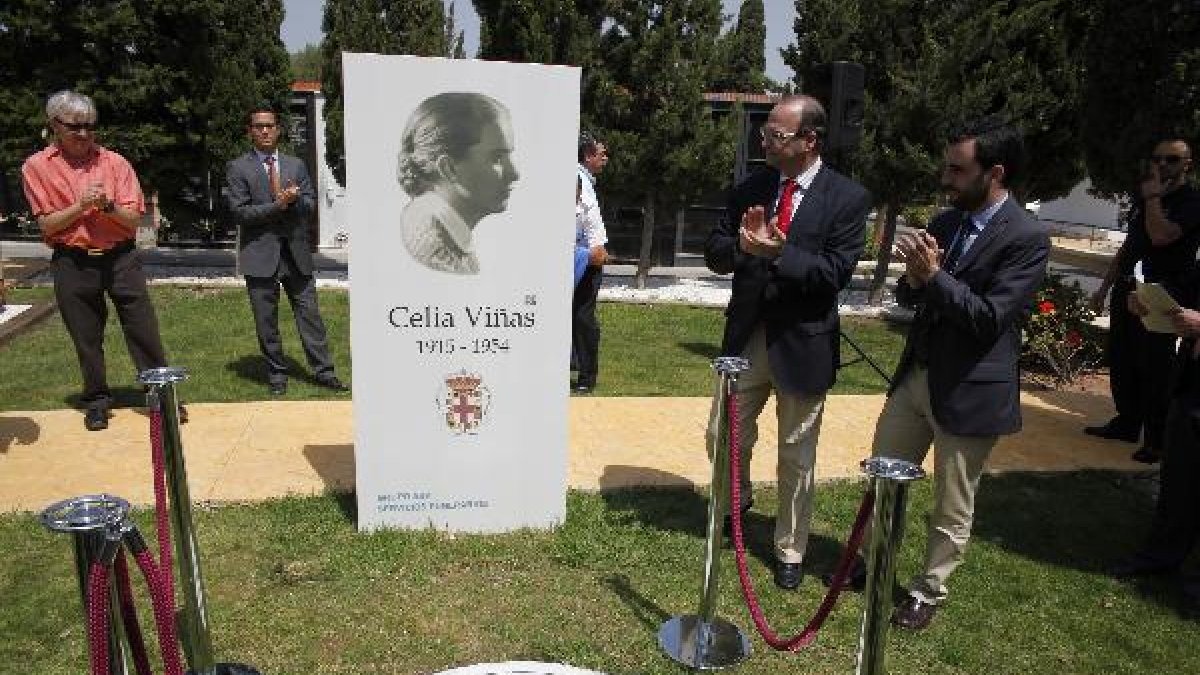El alcalde de Almería, Luis Rogelio Rodríguez Comendador, y el concejal Carlos Sánchez, tras descubr