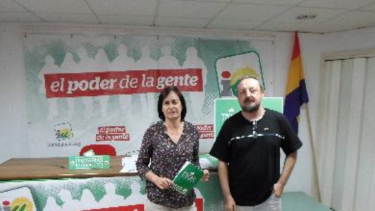Rosalía Martín y Rodrigo González tras su comparecencia ante los mediostyle>.apqj{position