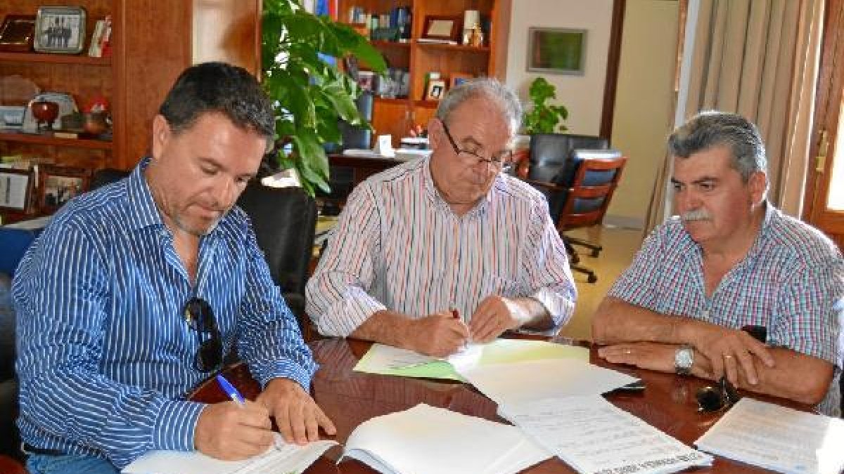 Un responsable de la empresa y el alcalde firman el convenio de colaboración. tyle>.apqj{p