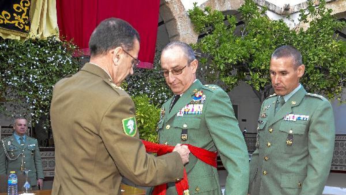 Juan bautista García Sánchez coloca el fajín al general Martín Cabrero (imagen de Bg. Canelo)