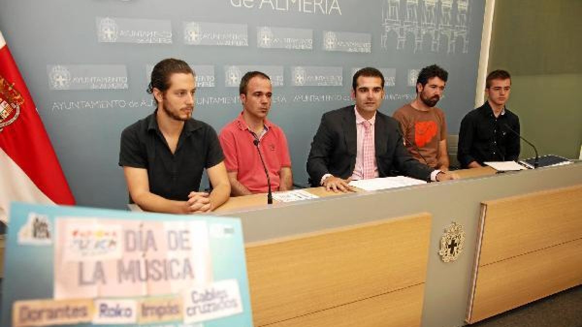 Presentación de la iniciativa con el edil y algunos de los artistas participantes. tyle>.a