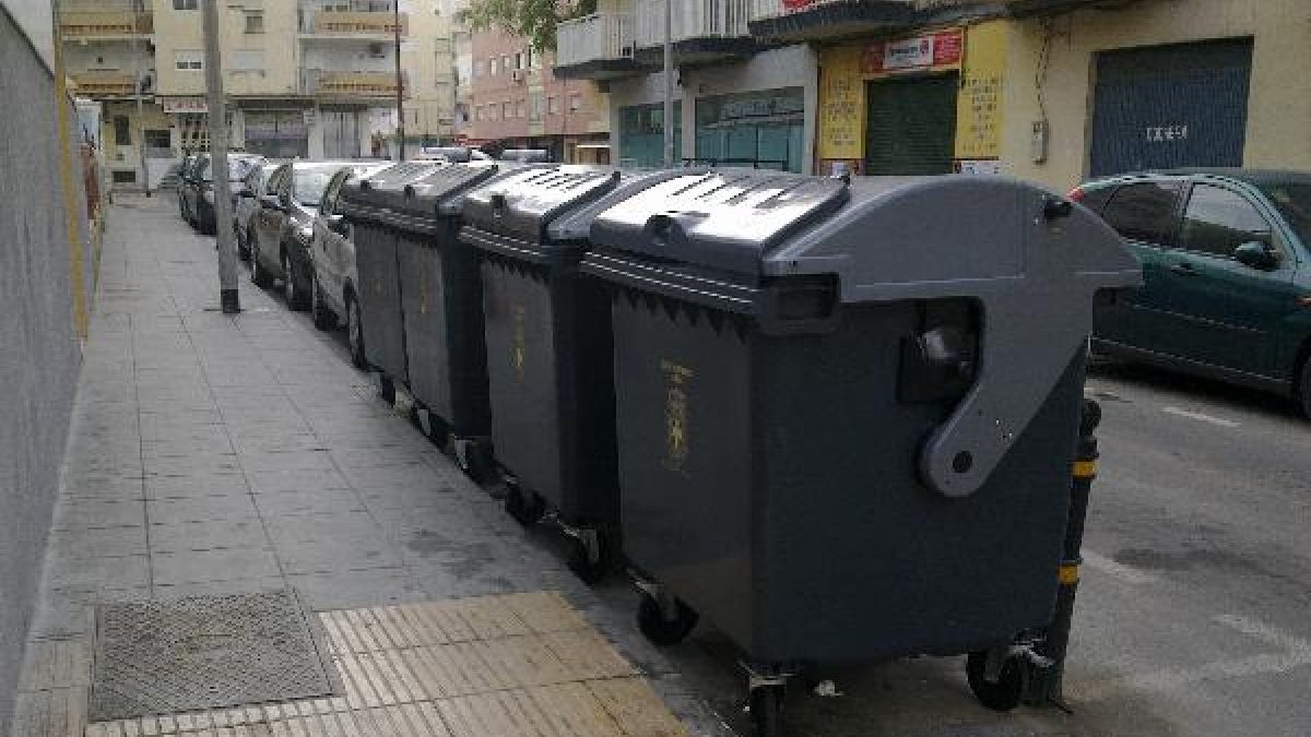 Nuevos contenedores en la calle Sorrento en El Zapillo.e;clip:r