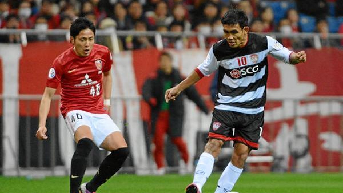 Teerasil Dangda sigue dando clases de castellano.e;clip:rect(46