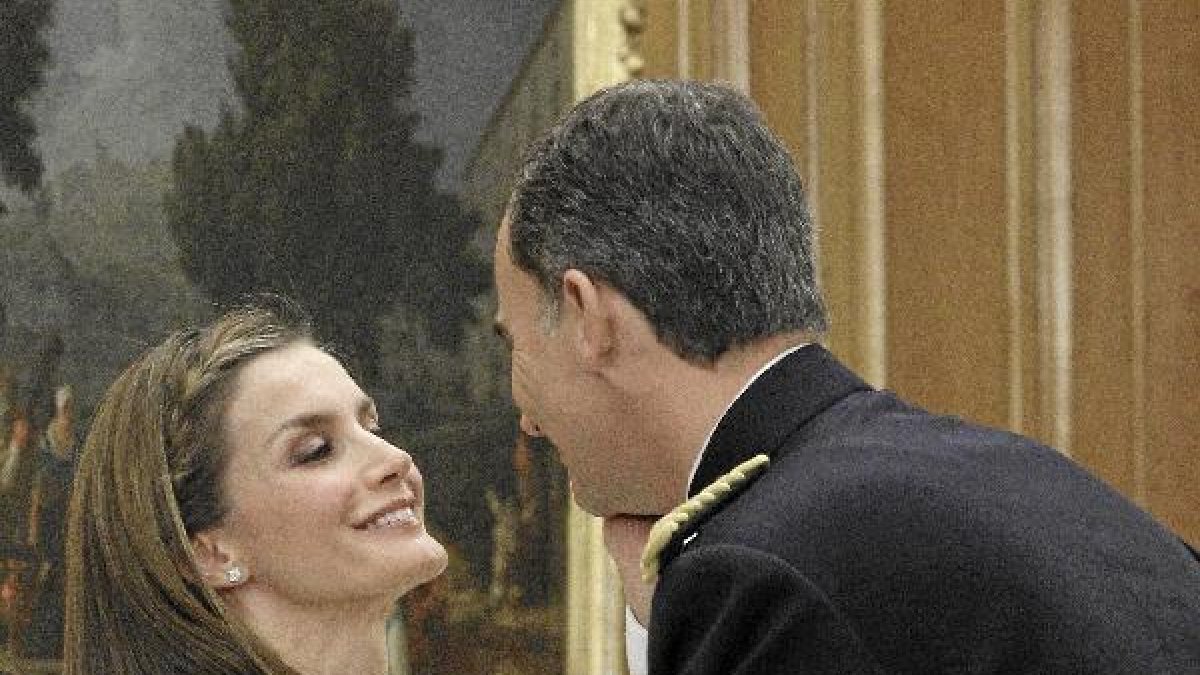 Felipe VI besa a doña Letizia, en presencia de la Princesa de Asturias, después de que don Juan Carl