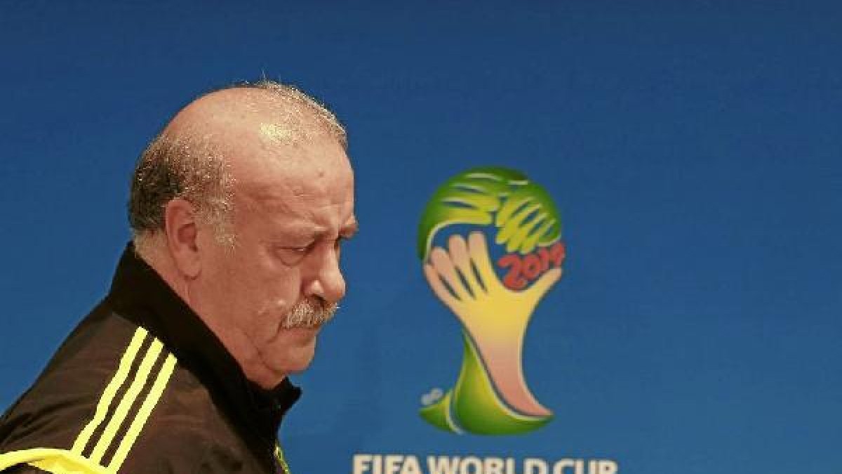 Vicente del Bosque acaba resignado la rueda de prensa tras caer contra Chile.tyle>.apqj{po