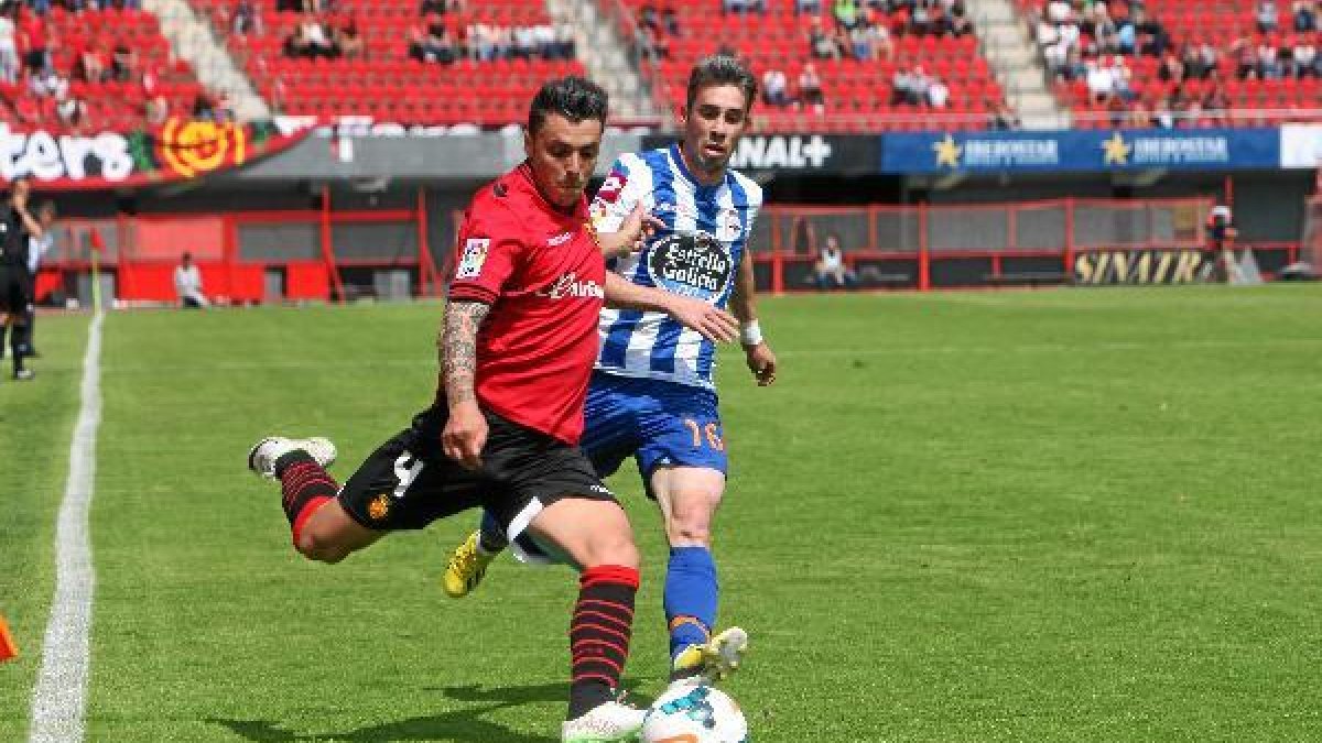Ximo corriendo por la banda como a él le gusta con la camiseta del Mallorca.tyle>.apqj{pos
