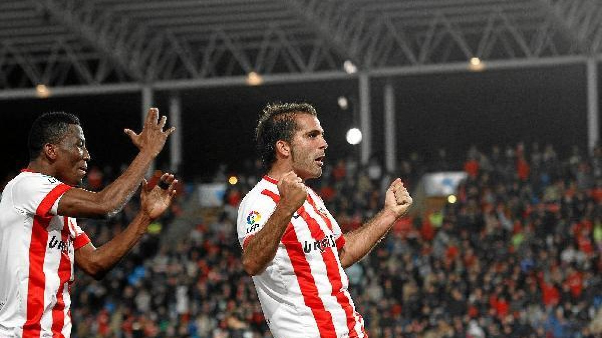 Verza celebra un gol al Atlético de Madrid en una noche mágica para el Almería.tyle>.apqj{