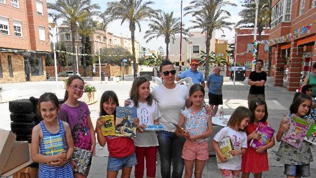 Parte de los premiados con la escritora María del Mar Saldaña.