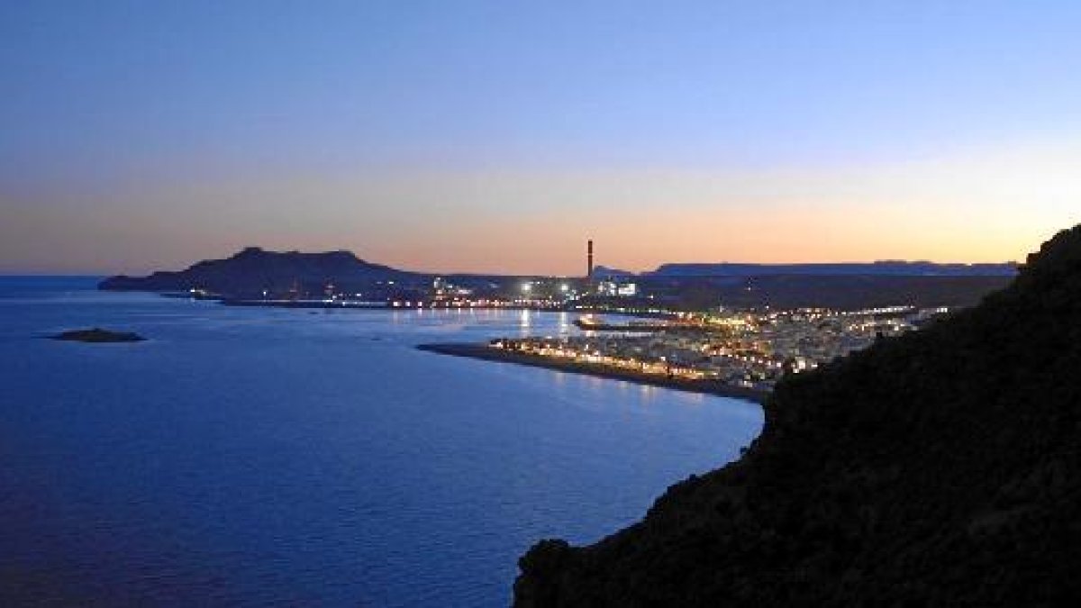 Foto nocturna del municipio de Carboneras.x,aut