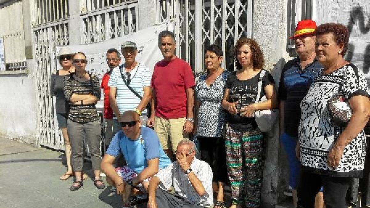 Algunos de los vecinos concentrados ayer ante la Casa del Mar en Pescadería.tyle>.apqj{pos