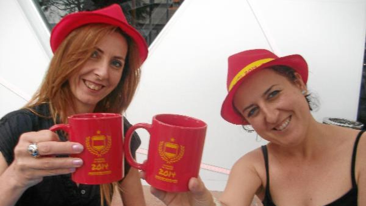 Encarna y Enma en la terraza de Dayamon Café.x,