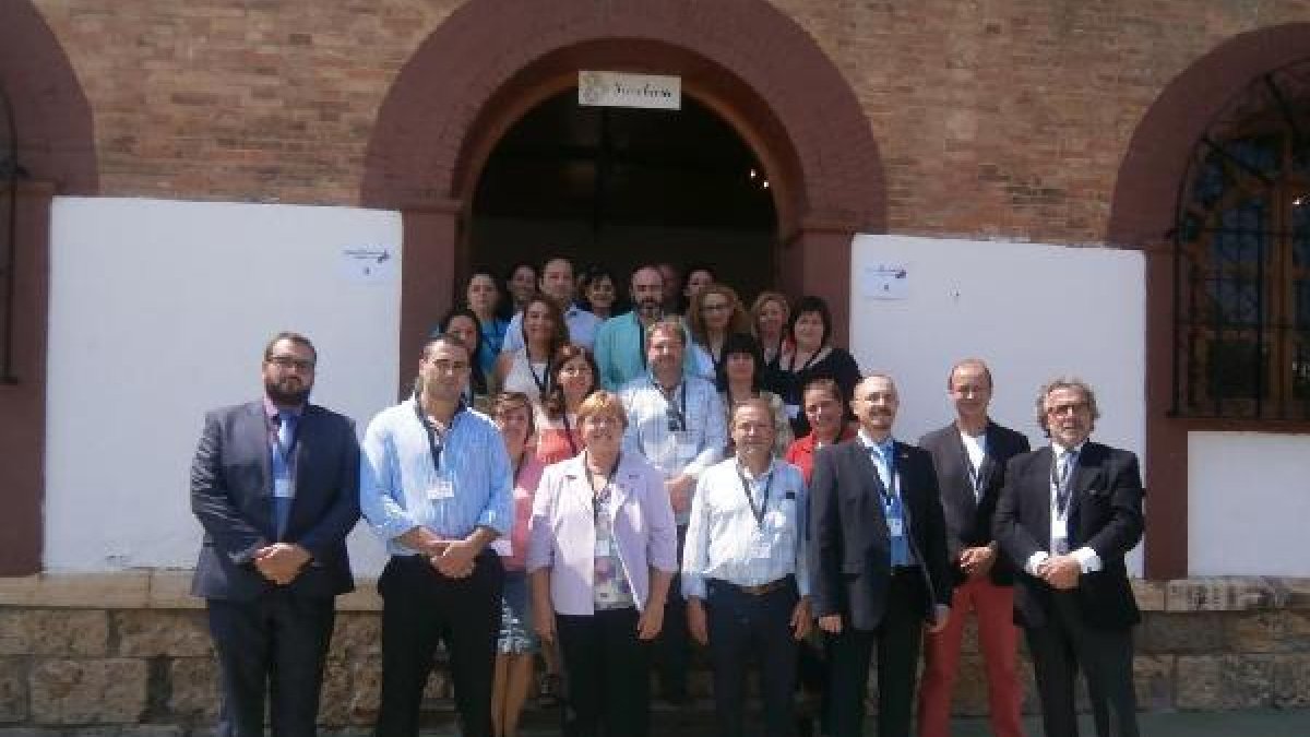 La vicecónsul (tercera por la izquierda) junto al alcalde y asistentes al evento.tyle>.apq