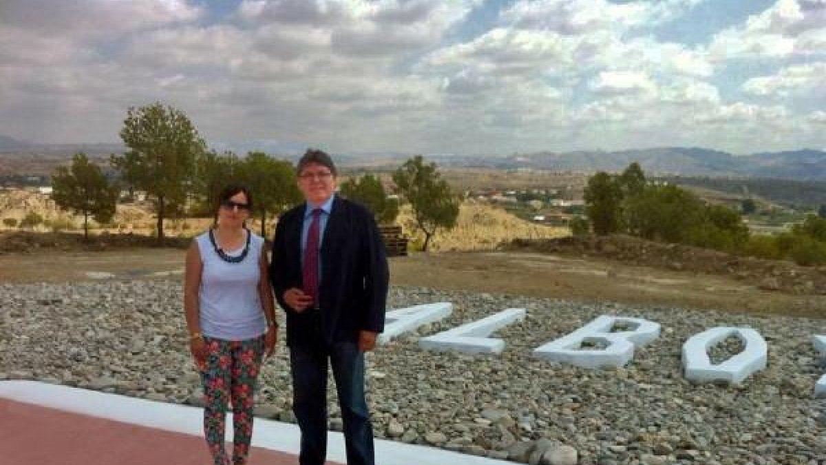 Alcalde y edil de Urbanismo en el nuevo helipuerto.e;clip:rect(