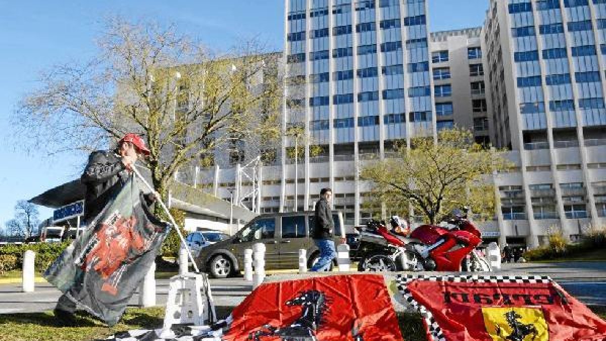 Los fans de Schumacher siguen apoyando al Kaiser.e;clip:rect(46