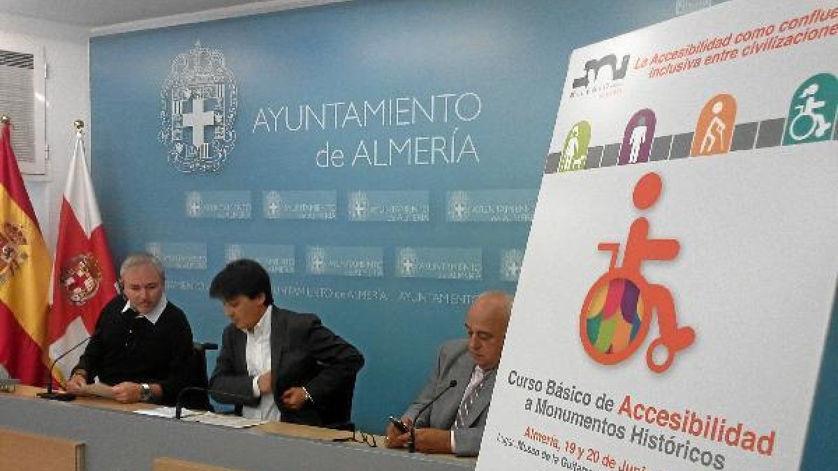 Imagen de la rueda de prensa ofrecida esta mañana en la sala de prensa de la Plaza Vieja.