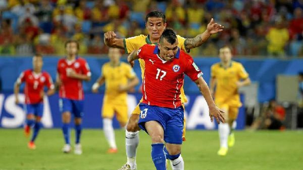 El volante Medel en plena acción ante Australia.e;clip:rect(469