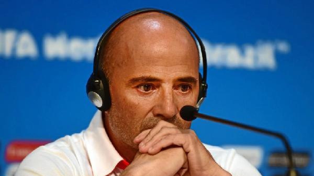 El argentino Sampaoli tiene cara de susto por medirse a la campeona del Mundo.tyle>.apqj{p
