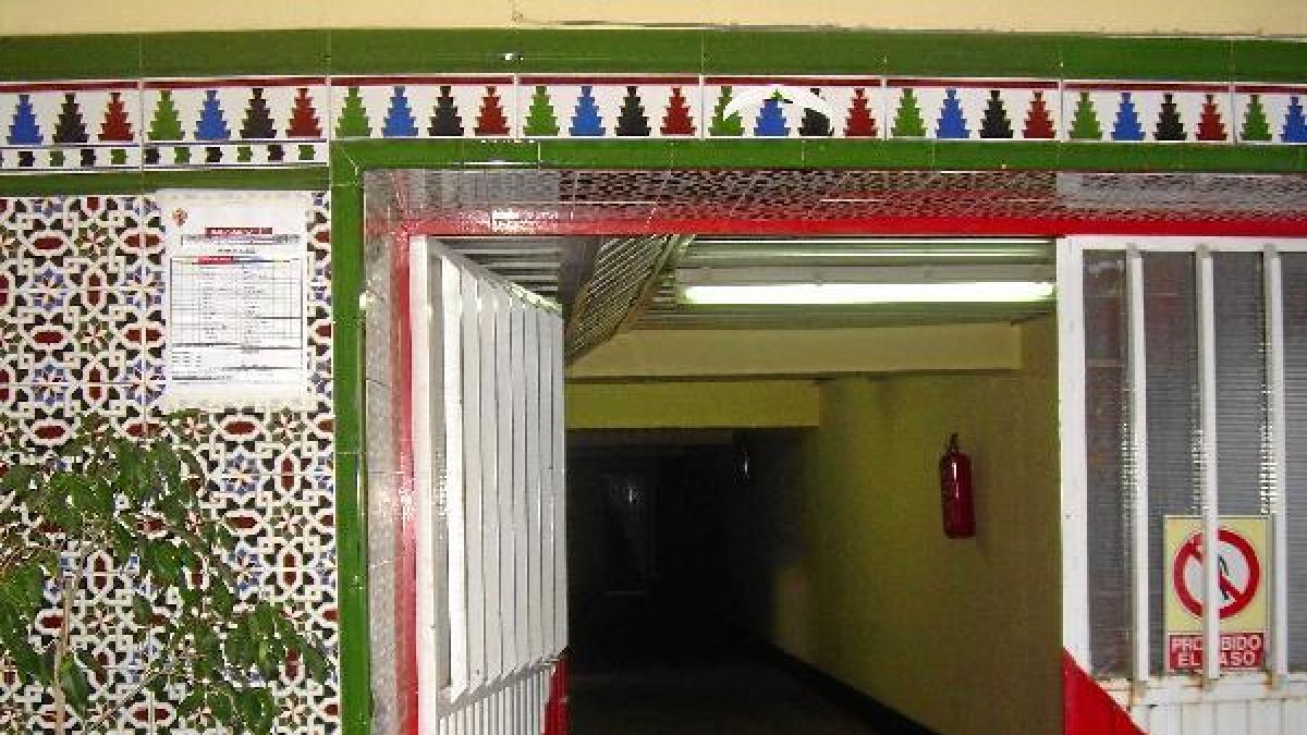 Por este túnel pasaron los últimos románticos del balón como Juan Rojas.tyle>.apqj{positio