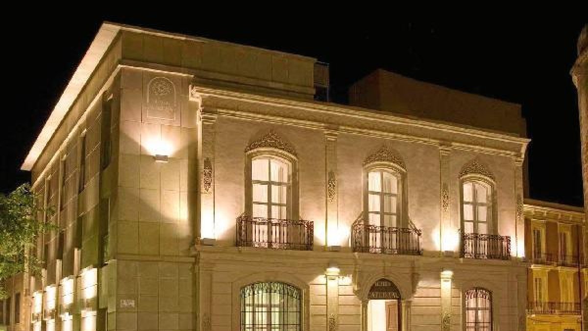 Imagen de la fachada del Hotel Catedralx,auto,a