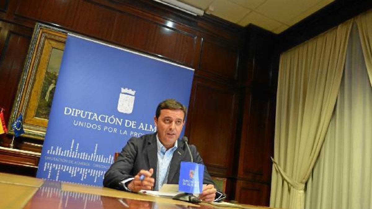 El vicepresidente en la rueda de prensa de ayer, tras la Junta de Gobierno. tyle>.apqj{pos