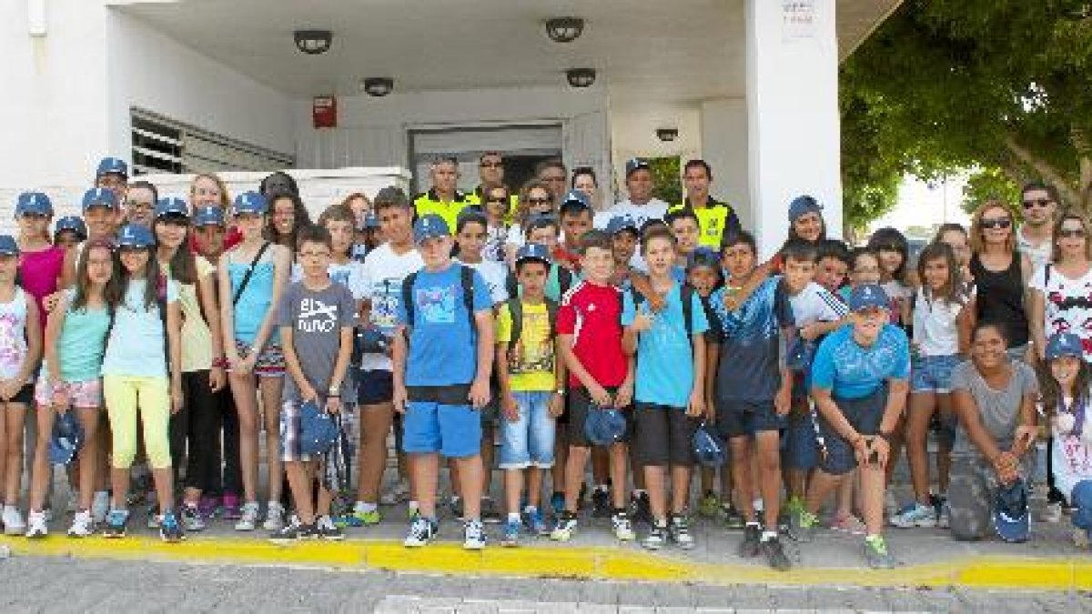 Foto en grupo de los alumnos de tres centros educativos participantes en la visita.tyle>.a