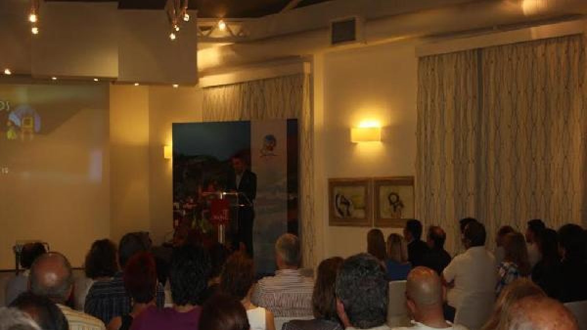 Empresarios atendiendo a la intervención del alcalde.e;clip:rec