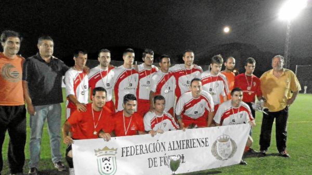 Los marmolistas con sus medallas de campeones de la Regional Preferente.tyle>.apqj{positio