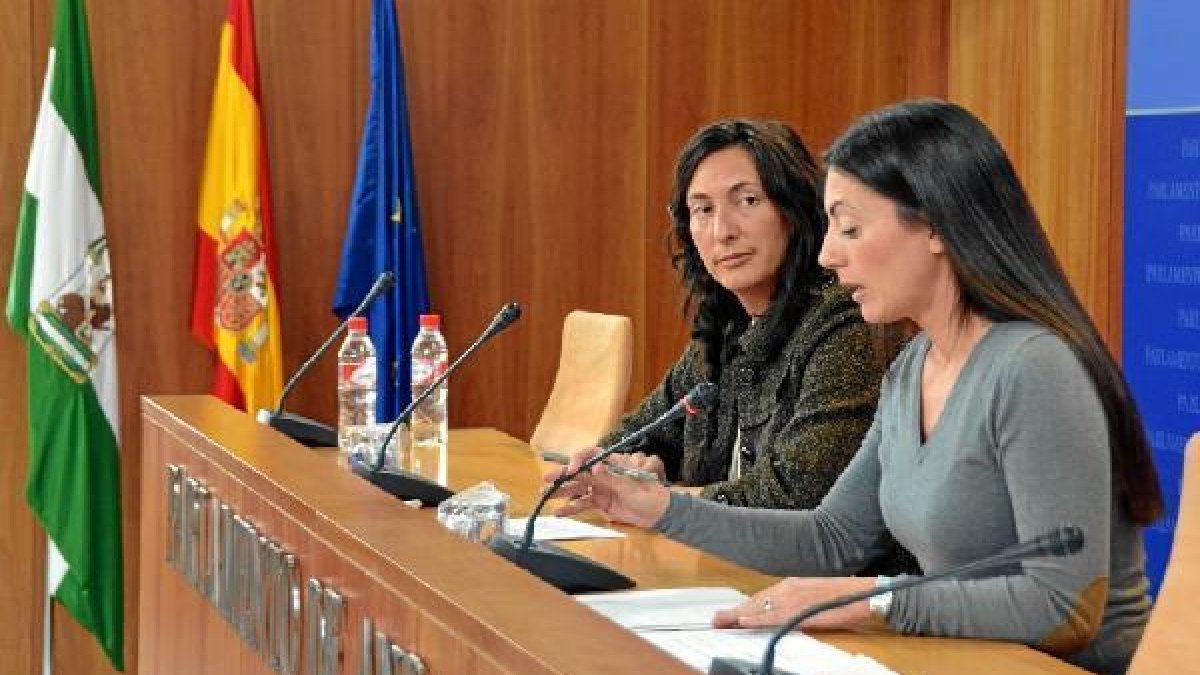 La secretaria regional, Dolores López y la almeriense Rosario Sototyle>.apqj{position:abso