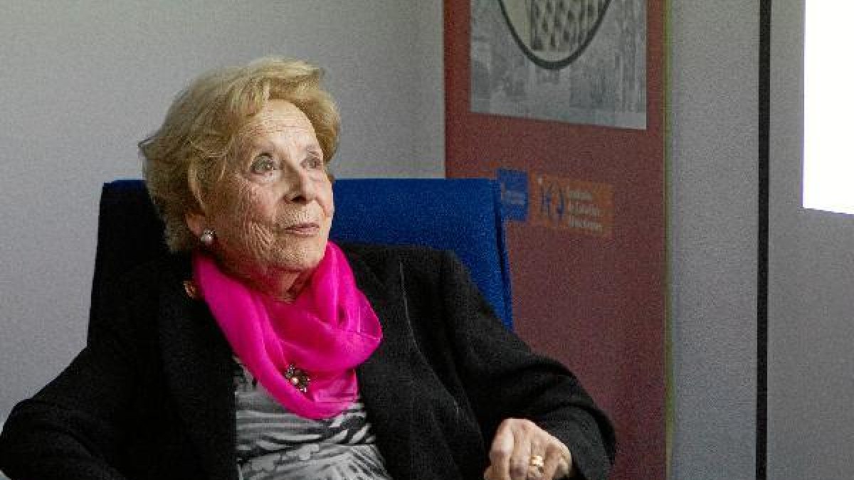 Maruja Lago, en la presentación de la obra el pasado jueves en la sede del IEA. tyle>.apqj