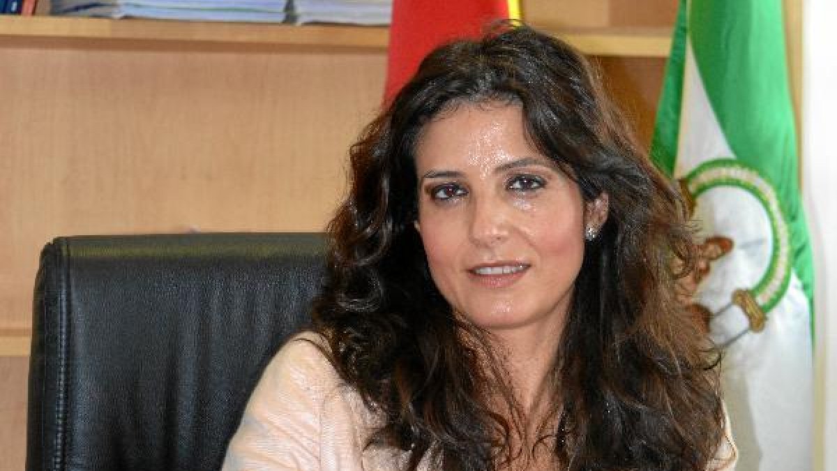 Almudena Nadal en su despachoo,469px)