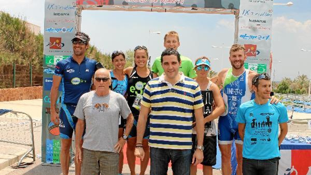 El concejal con los deportistas.o,469