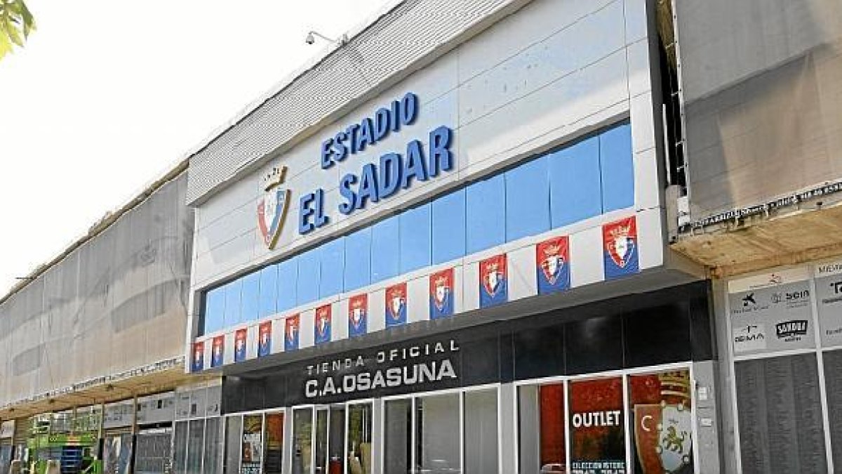 Al osasuna le llueven los problemas tras bajar a Segunda División.tyle>.apqj{position:abso