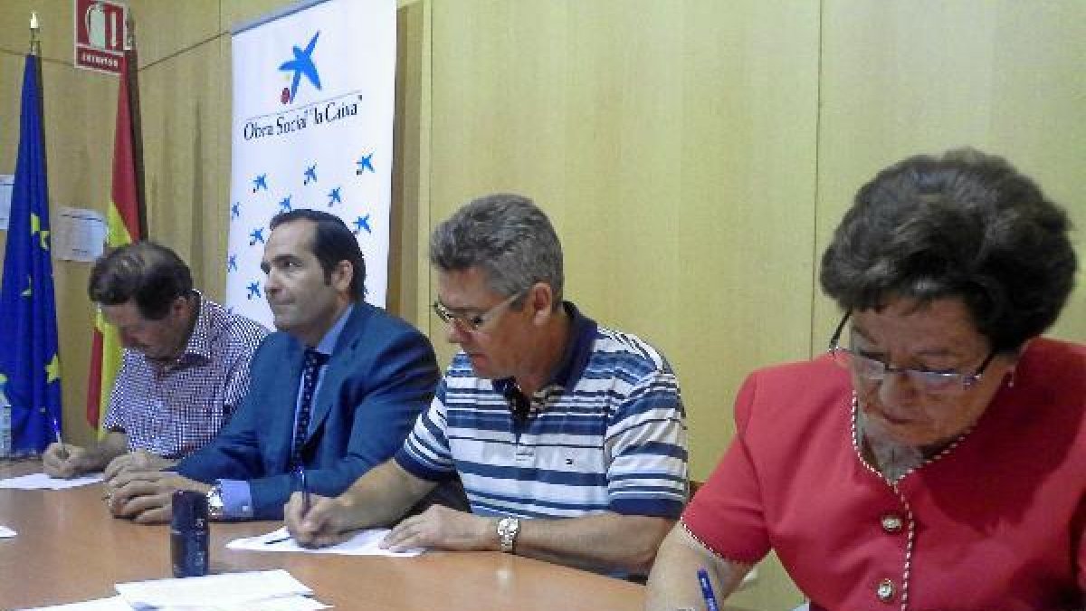 Instante de la firma de acuerdo entre las distintas entidades.e