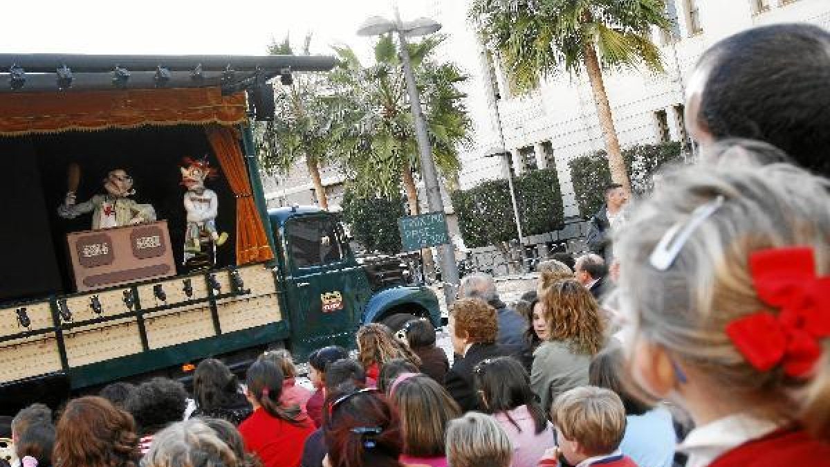 Con ‘Titiritaina’, Axioma viajó al germen de la representación escénica. tyle>.apqj{positi