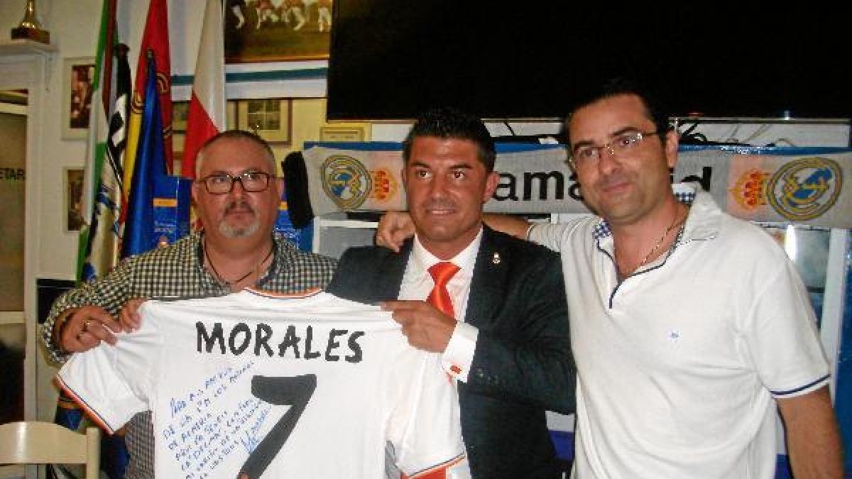 José Luis Morales y Juan Arriola posan felices en la fiesta de cumpleaños.tyle>.apqj{posit