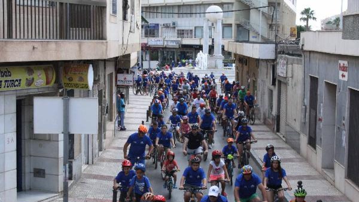 Participantes en la jornada, por las calles del centro de la localidad.tyle>.apqj{position