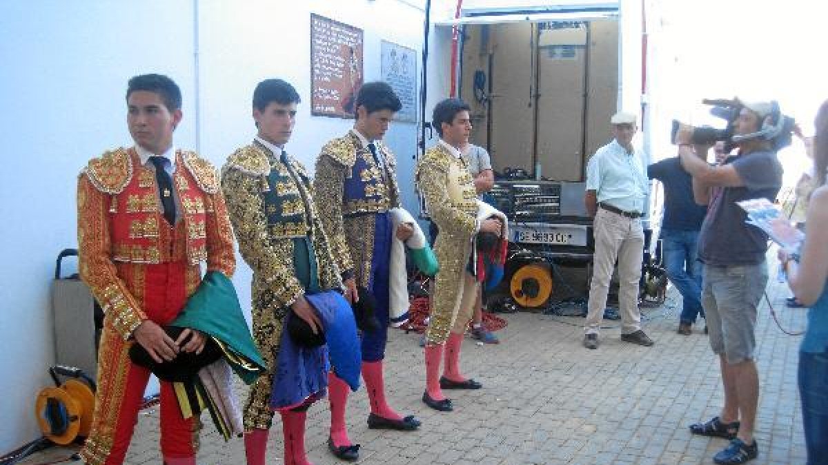 José Cabrera mira hacia la puerta que conduce a la arena, mientras sus compañeros van llegando al Pa