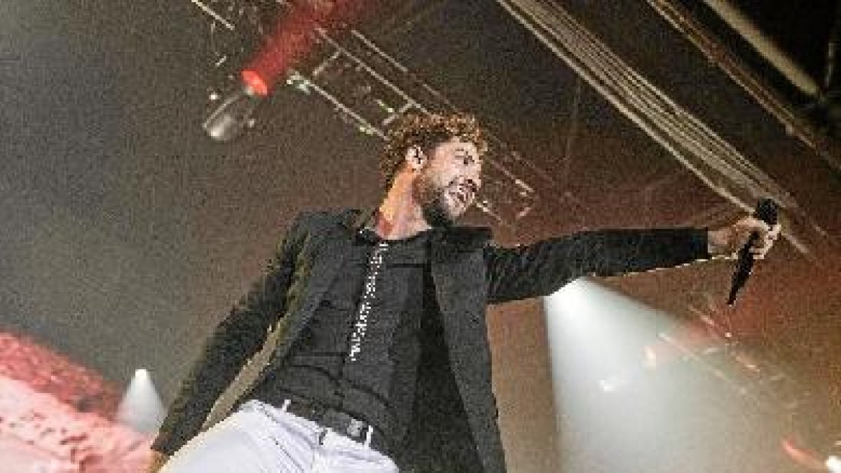 Bisbal se entregó a su gente en el primer concierto de esta gira.tyle>.apqj{position:absol