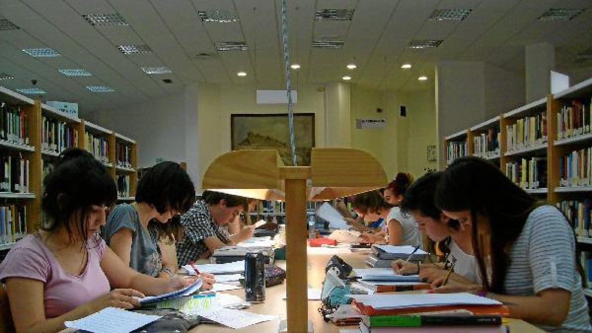 Imagen de archivo de distintas personas estudiando en la biblioteca pública Francisco Villaespesa de