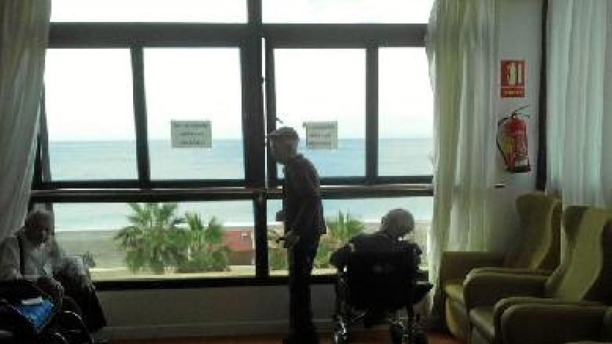 Dos personas mayores dependientes en una residencia.e;clip:rec