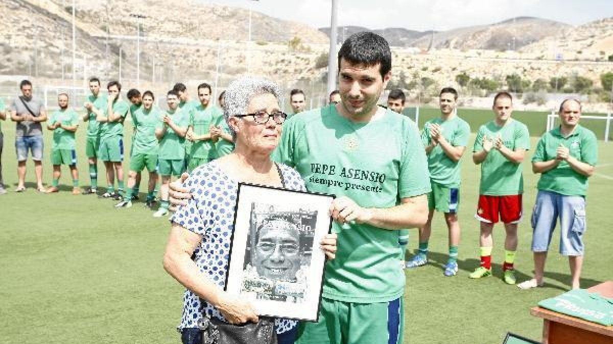 La viuda Amalia López, y su hijo José Arturo con un bonito cuadro del homenajeado.tyle>.ap
