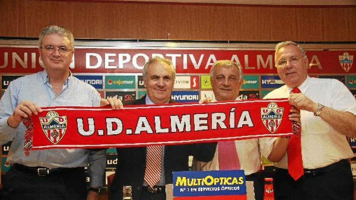 El nuevo Almería sigue contando con Manolo García.e;clip:rect(4