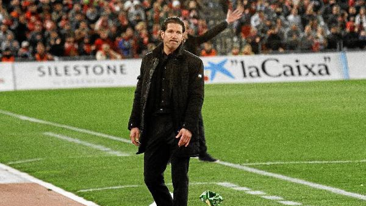 El Cholo (sin ganas de reir) y Francisco justo detrás brazo en alto.tyle>.apqj{position:ab