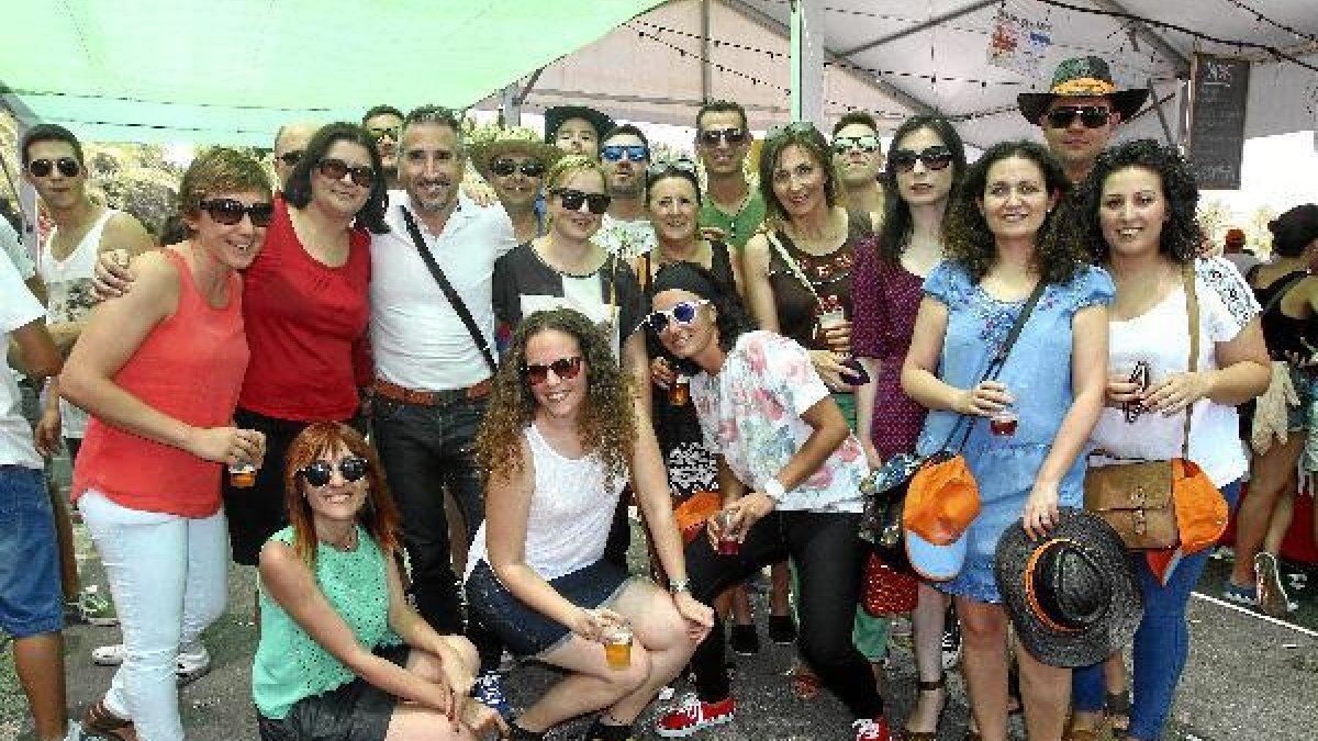 Los empleados municipales reponen fuerzas en la Feria del Mediodíatyle>.apqj{position:abso