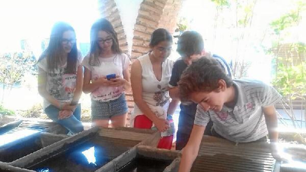 Alumnos en el lavadero de Canjáyaro,4